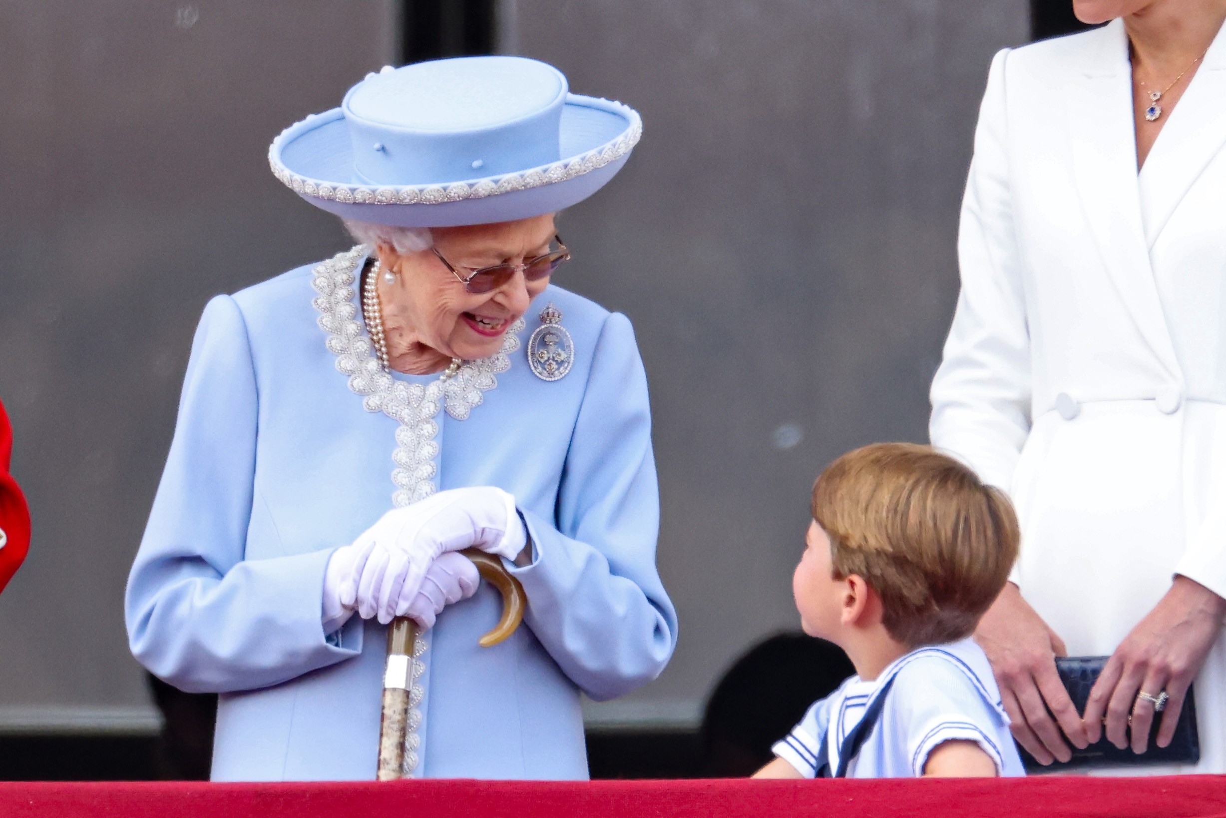 A rainha Elizabeth II e o príncipe Louis observam a varanda do Palácio de Buckingham durante o desfile Trooping the Color em 02 de junho de 2022 em Londres, Inglaterra. O Jubileu de Platina de Elizabeth II é comemorado de 2 a 5 de junho de 2022, no Reino  (Foto: Getty Images)