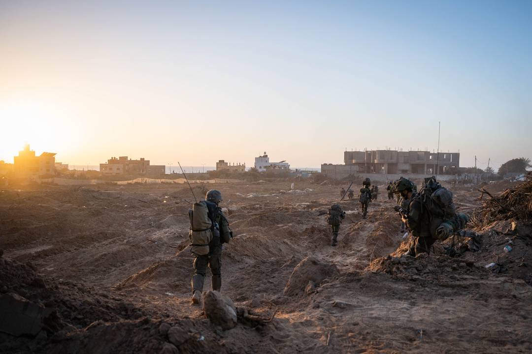 Soldados caminham pela Faixa de Gaza durante operação terrestre, em 13 de novembro de 2023