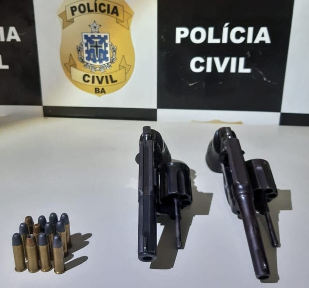 Armas apreendidas em Santa Maria da Vitória, na Bahia — Foto: Divulgação/SSP-BA