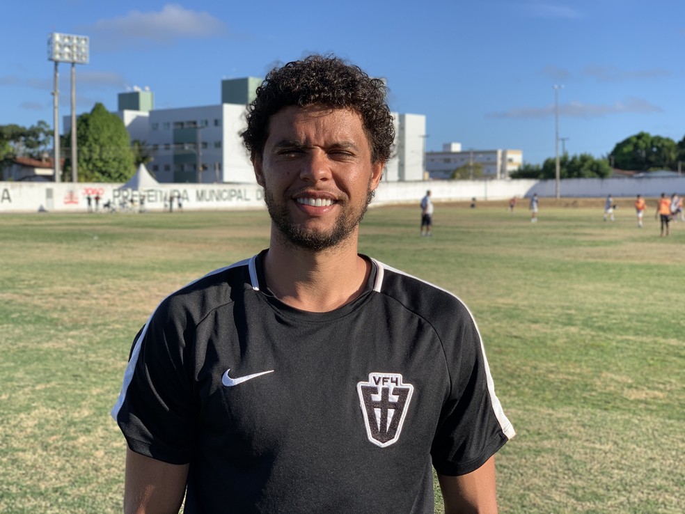 Victor Ferraz assinou contrato com o Grêmio até o fim de 2021 — Foto: Lucas Barros/GloboEsporte.com
