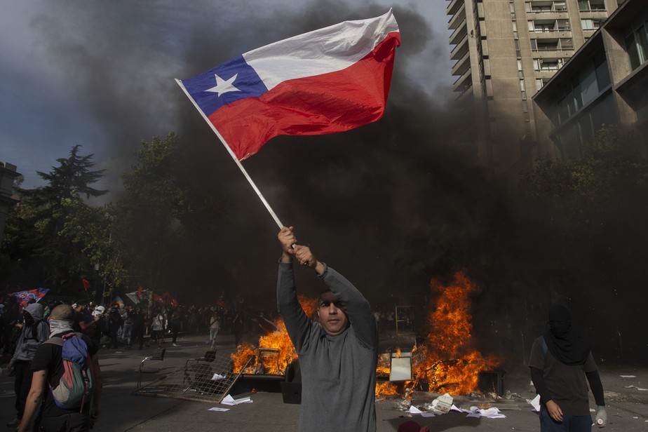 Chile cancela encontros de chefes de Estado, e Conmebol discute mudar sede da final da Libertadores