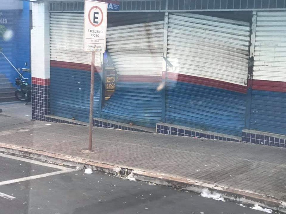 Segundo a polícia, três criminosos arrombaram a porta da loja para invadir o estabelecimento de Jaú — Foto: Arquivo pessoal