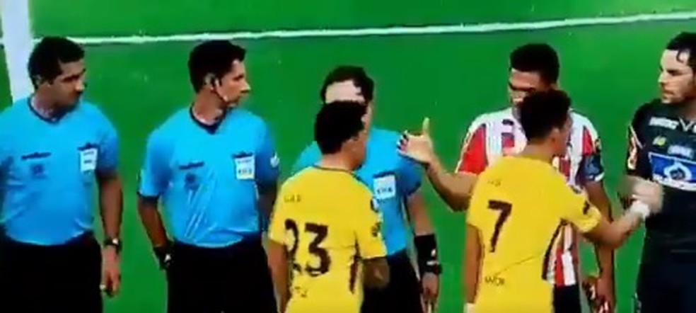 Tevez deixa Teo no vácuo (Foto: Reprodução / Twitter)