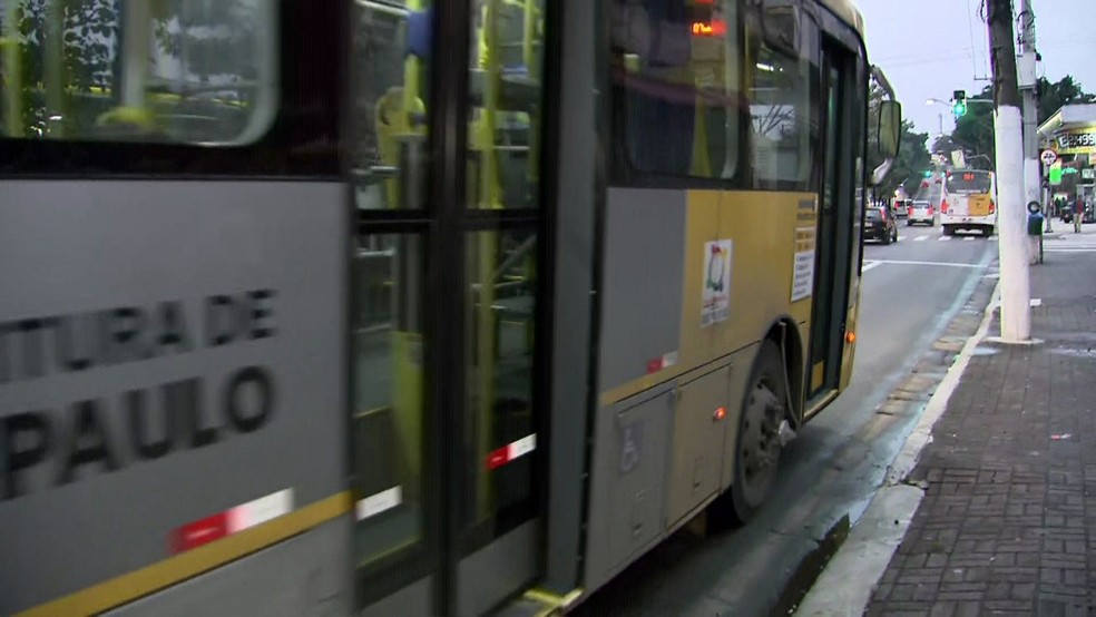Três empresas de ônibus passavam pelo Itaim Paulista às 6h11 — Foto: Reprodução/TV Globo