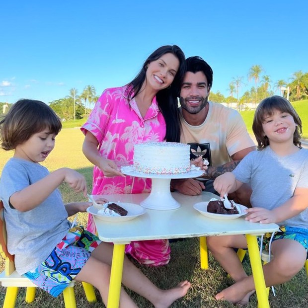 Andressa Suita celebra 34 anos com Gusttavo Lima e filhos (Foto: Reprodução/Instagram)
