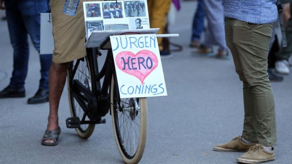 Milhares de belgas expressaram apoio ao fugitivo armado Jürgen Conings — Foto: Getty Images/BBC