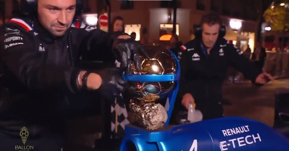 Esteban Ocon chega com a Bola de Ouro 2022 com carro de F-1 pelas ruas de Paris — Foto: Reprodução