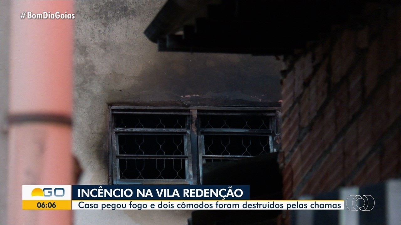 Incêndio destrói casa na Vila Redenção, em Goiânia
