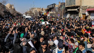 O presidente iraniano Ebrahim Raisi é saudado por multidões na cidade central do Irã, Yazd — Foto: Presidência iraniana / AFP 