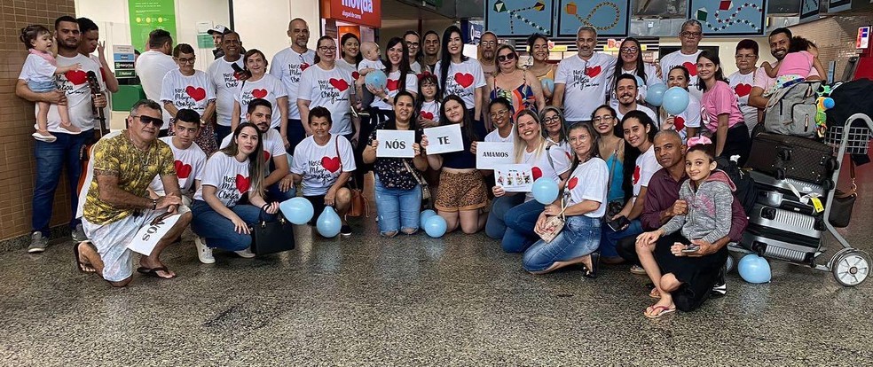 Familiares e amigos se reuniram no aeroporto para receber Amanda e o João Gabriel — Foto: Amanda Rodrigues/Arquivo Pessoal