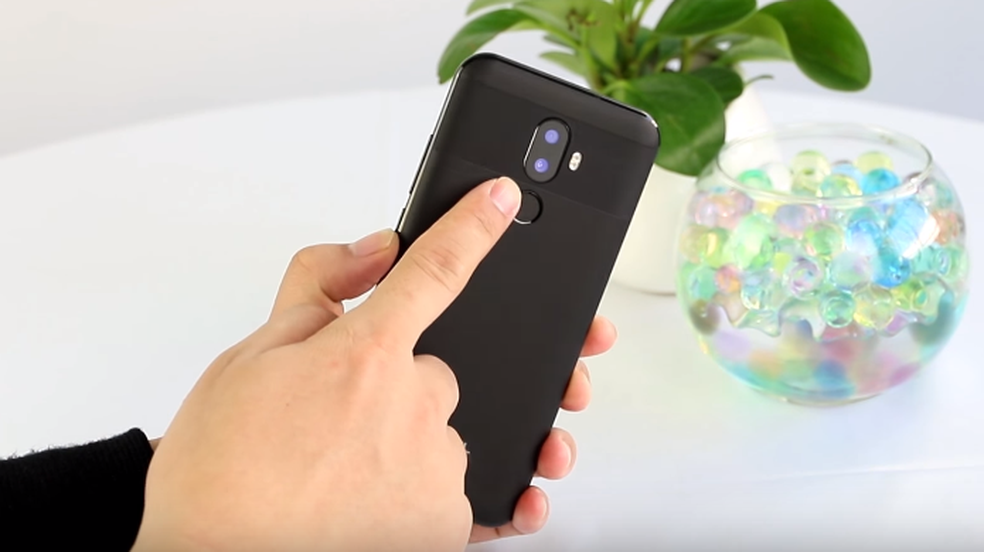 Celular tem câmera dupla, sensor de digitais e bateria de 4.000 mAh (Foto: Divulgação/Oukitel)