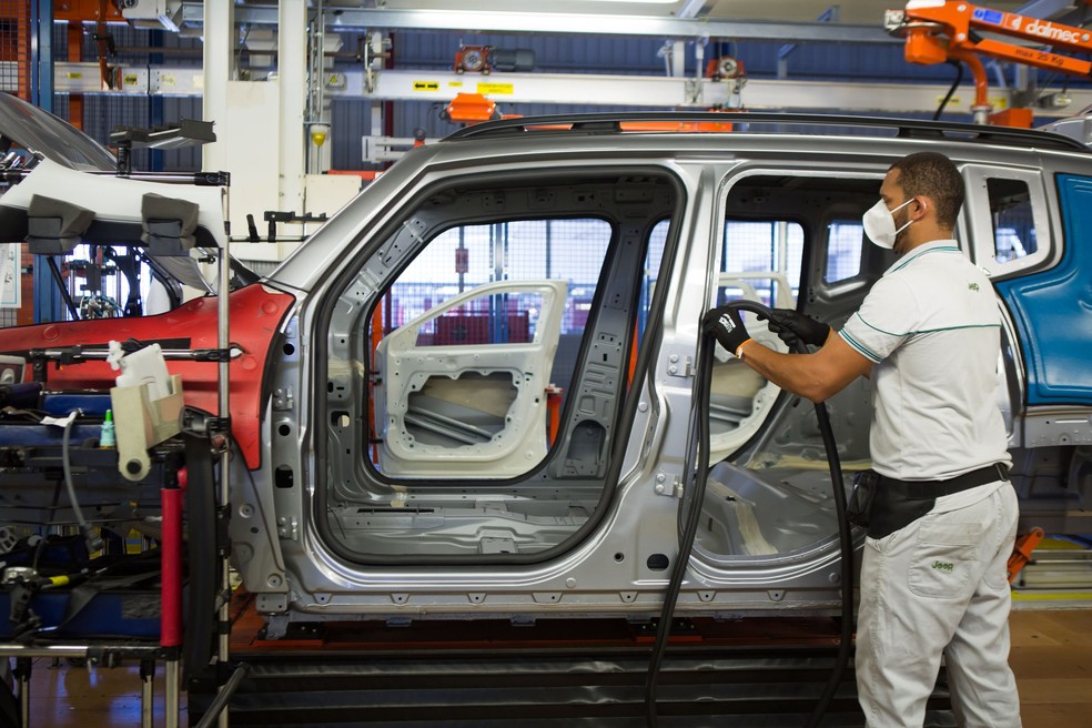 Produção de veículos na fábrica da Stellantis em Goiana (PE); segundo o IBGE, segmento teve queda de 8,4% em março — Foto: Divulgação/Stellantis