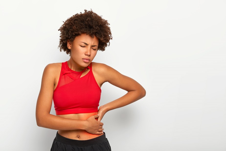 Dores nas costas, incômodo na lateral do corpo e sensação de peso na barriga são sintomas do câncer de rim