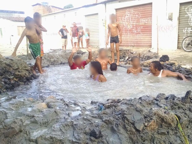 Vazamento em cano da Compesa criou 'piscina' em avenida no bairro do Cordeiro, no Recife (Foto: Bruno Grubertt / TV Globo)
