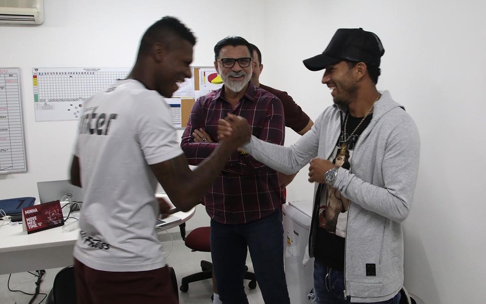Arboleda recebe Joao Rojas no CT da Barra Funda (Foto: Rubens Chiri/saopaulofc.net)