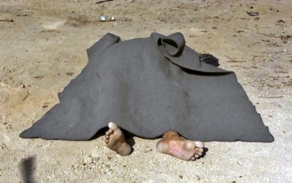 Imagem retirada de vídeo mostra corpo em rua da cidade de al-Qaryatayn, recapturada do grupo Estado Islâmico (Foto: AP Photo)