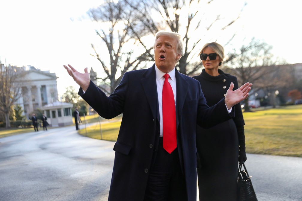 O ex-presidente dos Estados Unidos Donald Trump e a ex-primeira-dama Melania Trump deixam a Casa Branca em 20 de janeiro de 2021, dia da posse Joe Biden — Foto: Leah Millis/Reuters