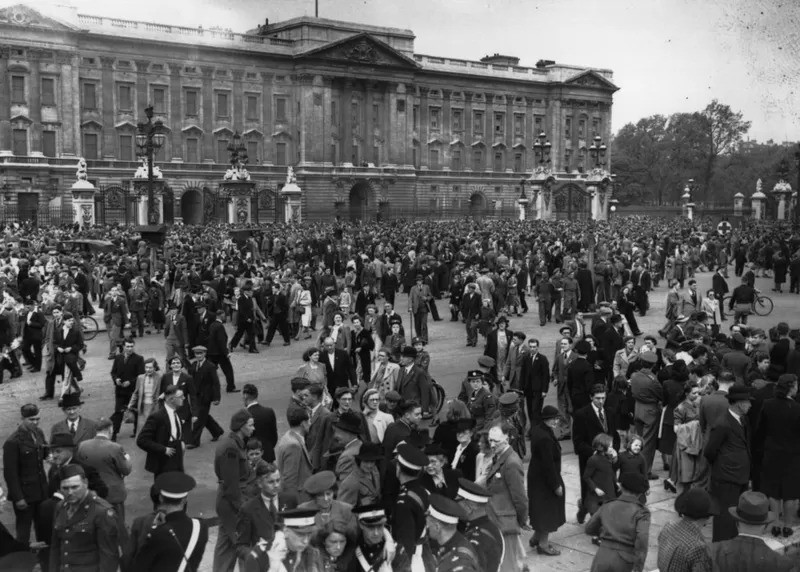 Uma multidão se reuniu diante do Palácio de Buckingham no Dia da Vitória, em 8 de maio de 1945 (Foto: Getty Images via BBC News)