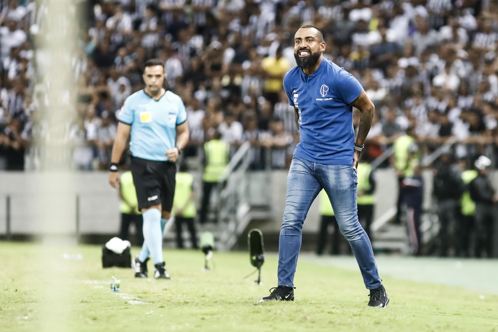 [COMENTE] Após 7 jogos sob comando de Coelho, como você avalia o trabalho do treinador interino?