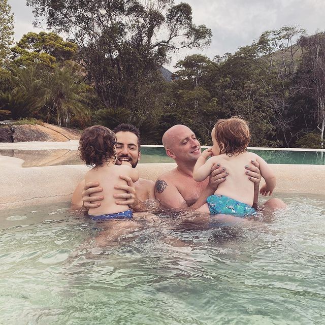 Paulo Gustavo posa com o marido e com os filhos (Foto: reprodução instagram)
