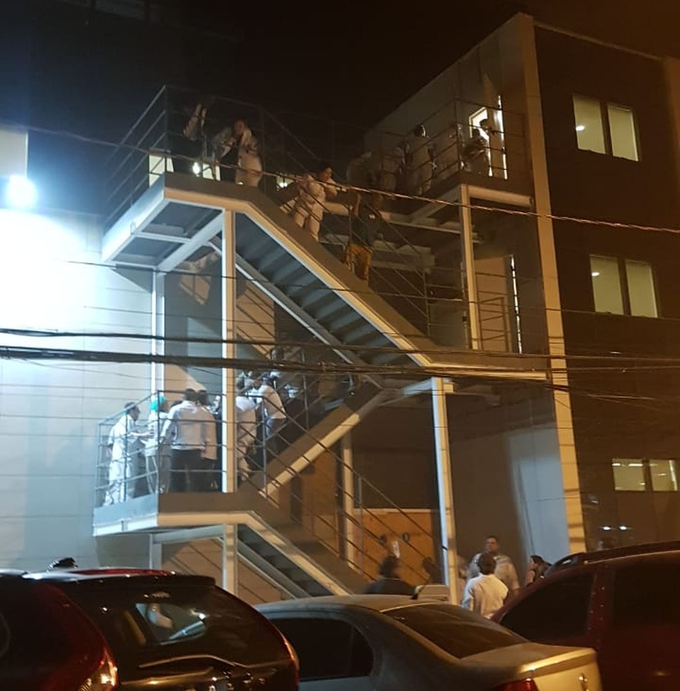 Pacientes e funcionários usaram a escada para fugir do incêndio. — Foto: Reprodução/Redes Sociais 