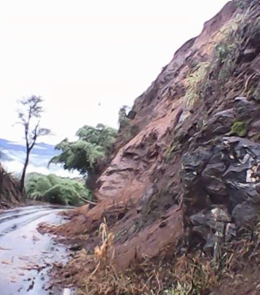 MG-482 teve deslizamentos de terra após chuva forte em Carangola (Foto: Reprodução/TV Integração)