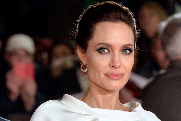 Angelina Jolie contou à revista 'OK!' que perdeu a virgindade aos 14 anos com seu namorado da época. (Foto: Getty Images)