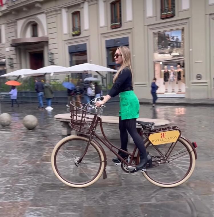 Carla Diaz anda de bicicleta em Florença, na Itália