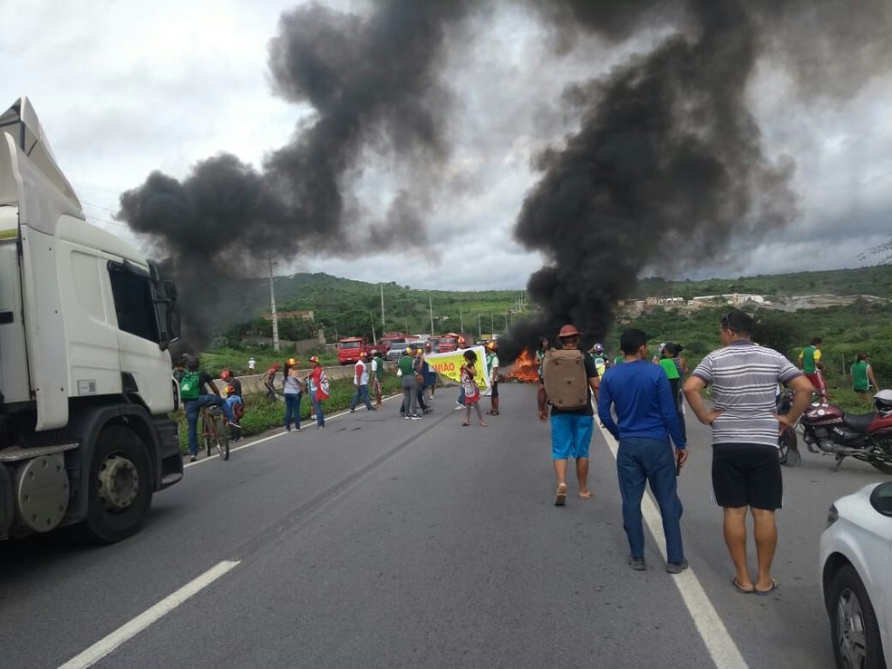 Protesto na BR-232, em Caruaru (Foto: PolÃ­cia RodoviÃ¡ria Federal/ DivulgaÃ§Ã£o)