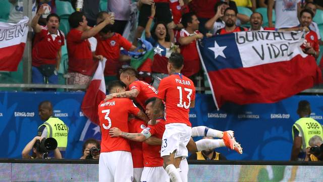 Jogadores do Chile comemoram gol no primeiro tempo
