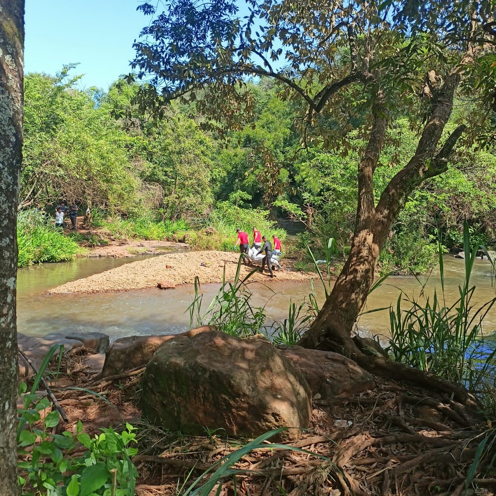 Corpo de homem é encontrado em cachoeira em São Carlos — Foto: Corpo de Bombeiros
