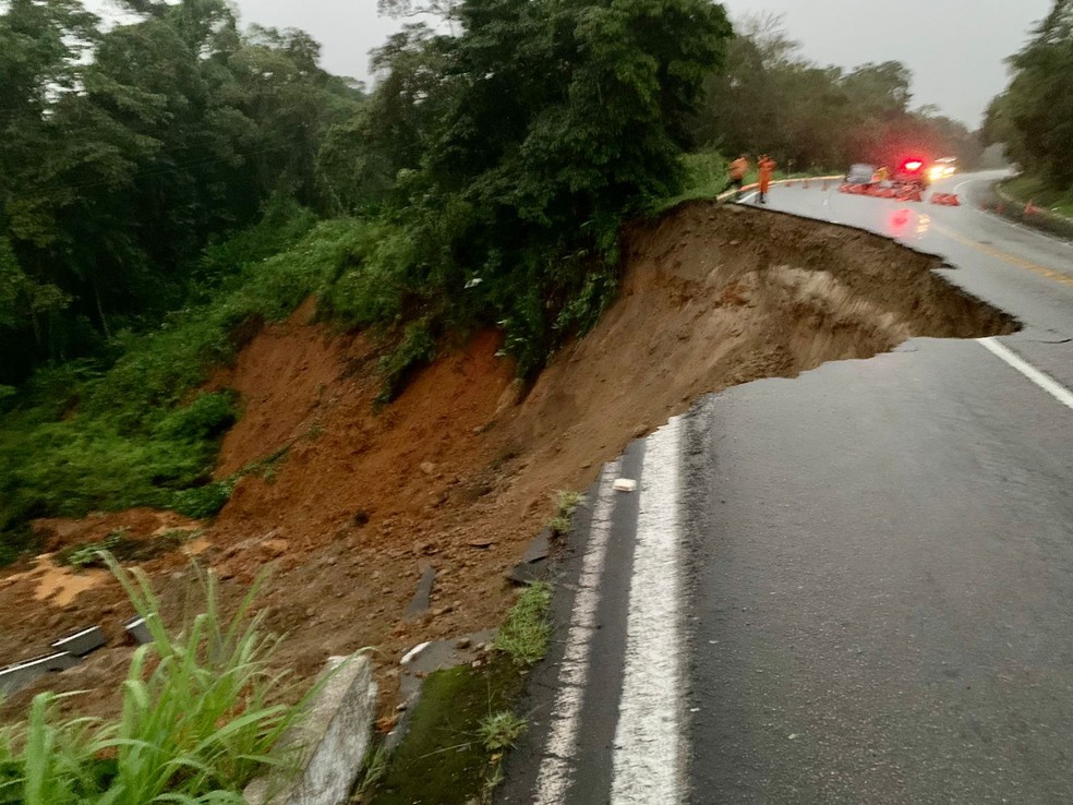 BR-101 desmorona após chuvas intensas em Ubatuba — Foto: Divulgação