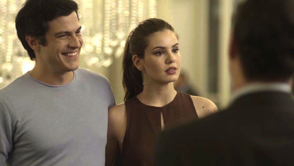 Mesmo assim, Luíza fecha a cara ao vê-la (Foto: TV Globo)