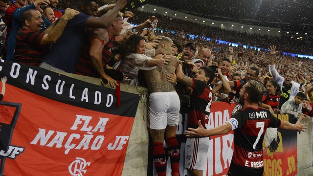 Gabigol comemora com torcida do Flamengo em final da Taça Guanabara