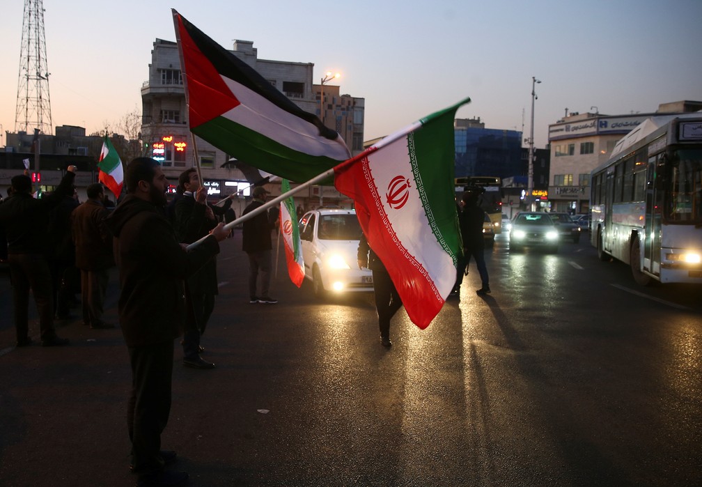 Iranianos comemoram ataque contra bases americanas no Iraque, em 8 de janeiro de 2020 — Foto:  Nazanin Tabatabaee/WANA/Via Reuters