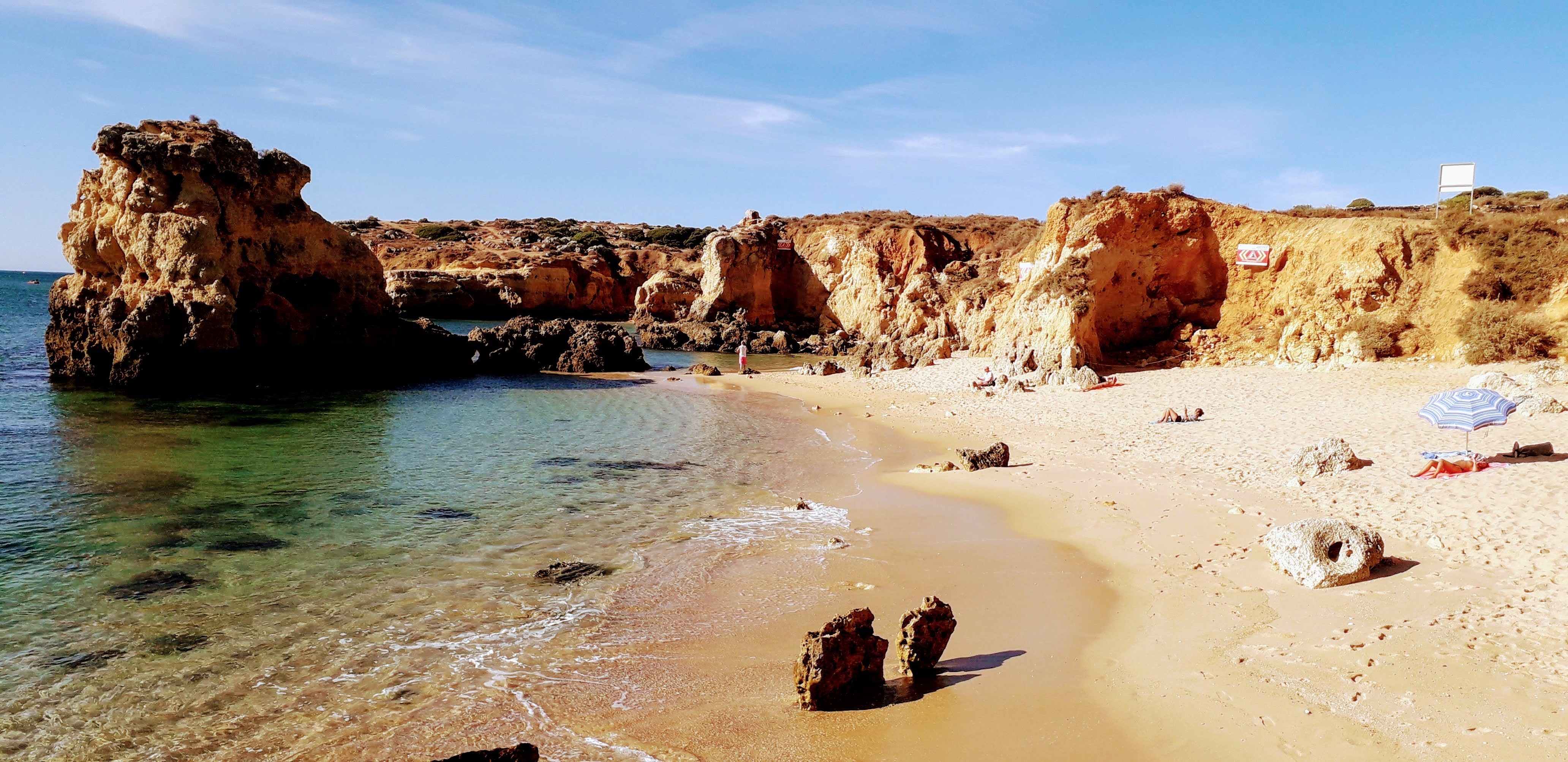 Praia dos Arrifes praticamente deserta atrai brasileiros para o Algarve