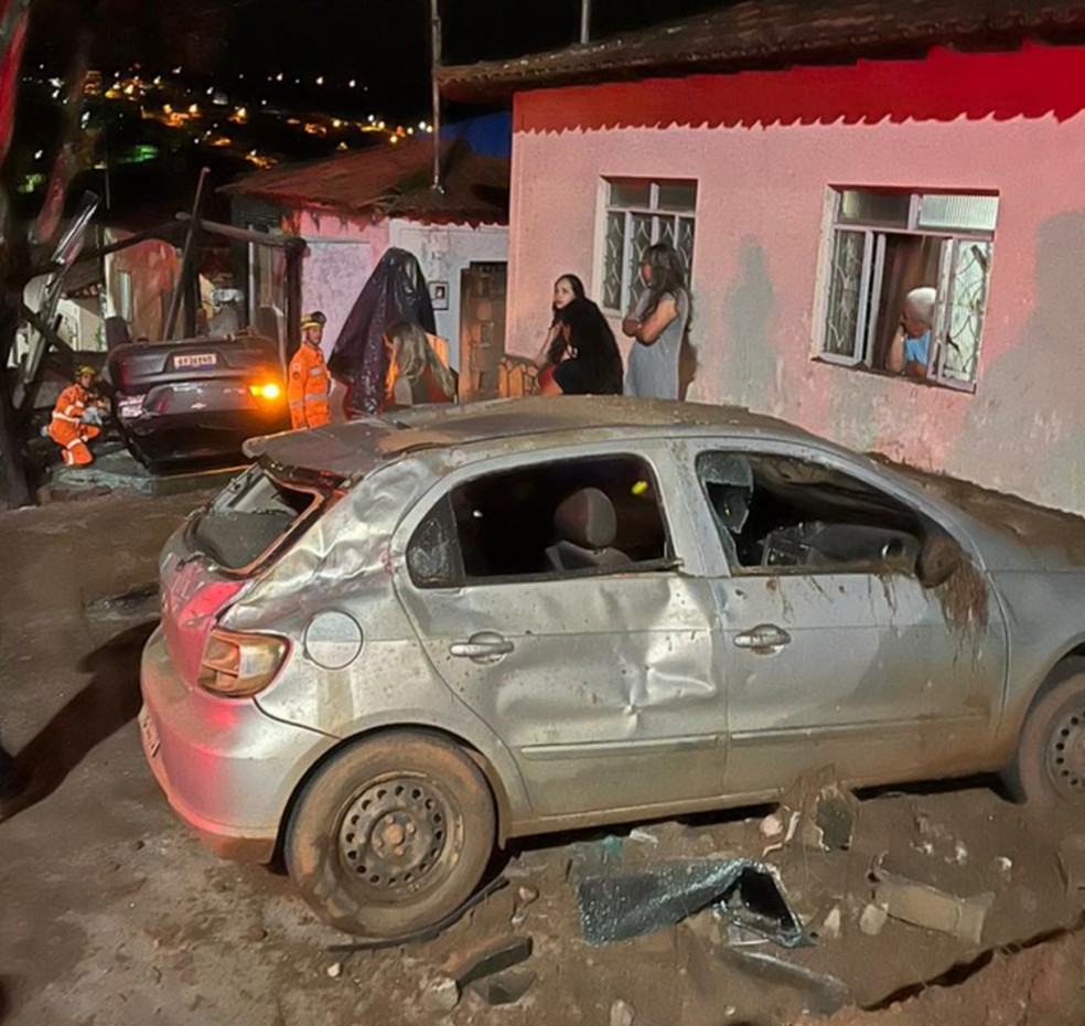 Carro atingiu outro veículo estacionado e depois capotou na rua Rio Branco, área central de Capelinha — Foto: Redes Sociais