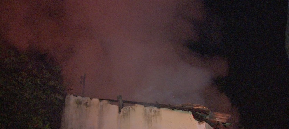 O Corpo de Bombeiros foi chamado e combateu o fogo na casa (Foto: TV Centro América)