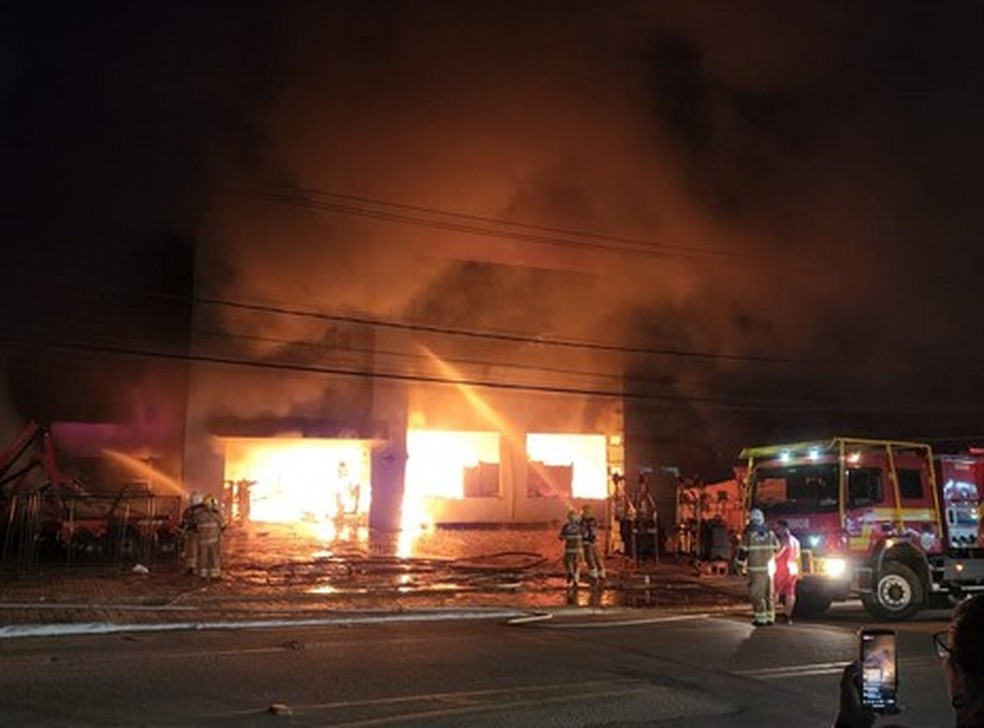 Incêndio de grandes proporções atinge loja de agropecuária em Rio Branco — Foto: Arquivo pessoal