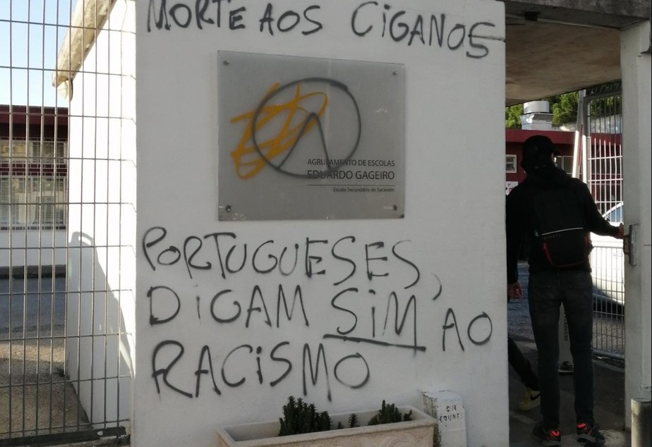 Pichação racista e xenófoba em uma escola de Sacavém, Lisboa, em 2020