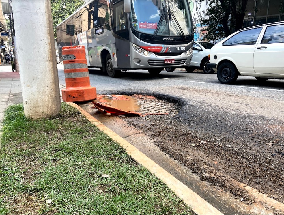Ônibus desvia de buraco na Rua Cardeal Arcoverde em Pinheiros na Zona Oeste de São Paulo — Foto: Patrícia Figueiredo/G1