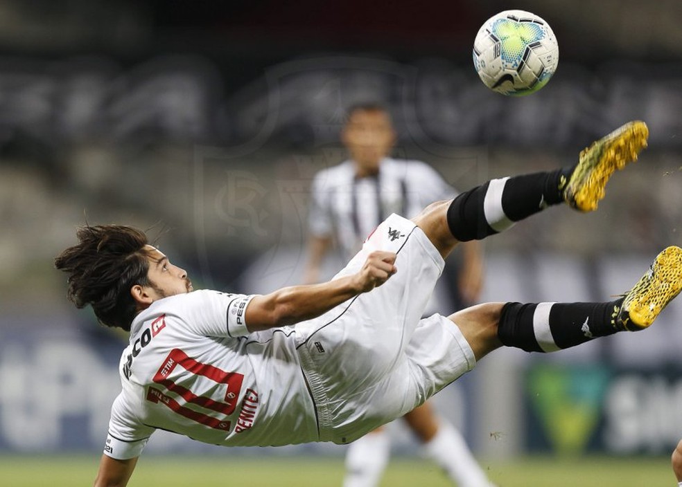 Martín Benitez do Vasco, bicicleta contra Atlético-MG — Foto: Rafael RIbeiro / Vasco