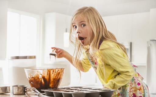 Seu Filho Nao Deve Lamber A Tigela Do Bolo Alerta Medica Australiana Revista Crescer Saude