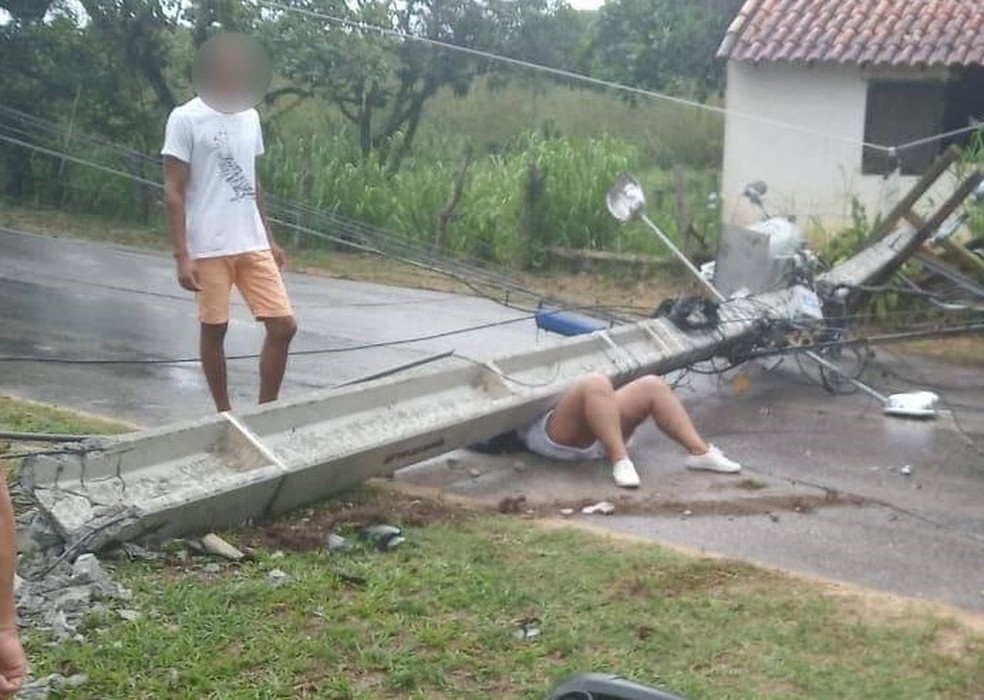 Acidente aconteceu na tarde desta segunda-feira (4) no bairro JaconÃ© â€” Foto: DivulgaÃ§Ã£o