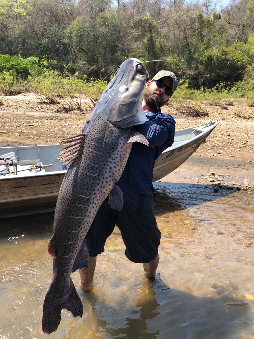 Peixe surpreende pescadores ao ser fisgado. Animal foi solto, no rio Miranda (MS).  Foto: Gabriel Paitax/Arquivo pessoal