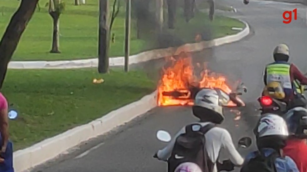 Motocicleta pegou fogo na Avenida dos Franceses, em São Luís — Foto: Reprodução/Redes sociais