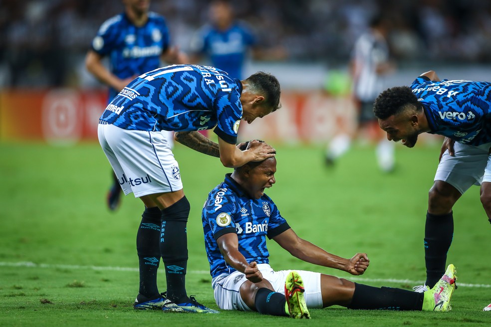 Campaz comemora com Ferreira e Borja o gol contra o Atlético-MG — Foto: Lucas Uebel/Grêmio