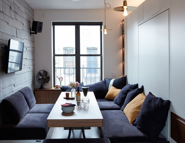 Apê de 33 m² com móveis dobráveis consegue acomodar bar, home office e sala de jantar para 10 convidados (Foto: Divulgação)