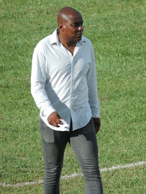 Gilmar Tadeu comemora vitória em casa, mas se concentra nos erros (Foto: Ronaldo Nascimento / GloboEsporte.com)