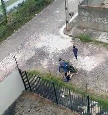 Vídeo: criminosos agridem e atropelam vítima com moto durante assalto em Teresina